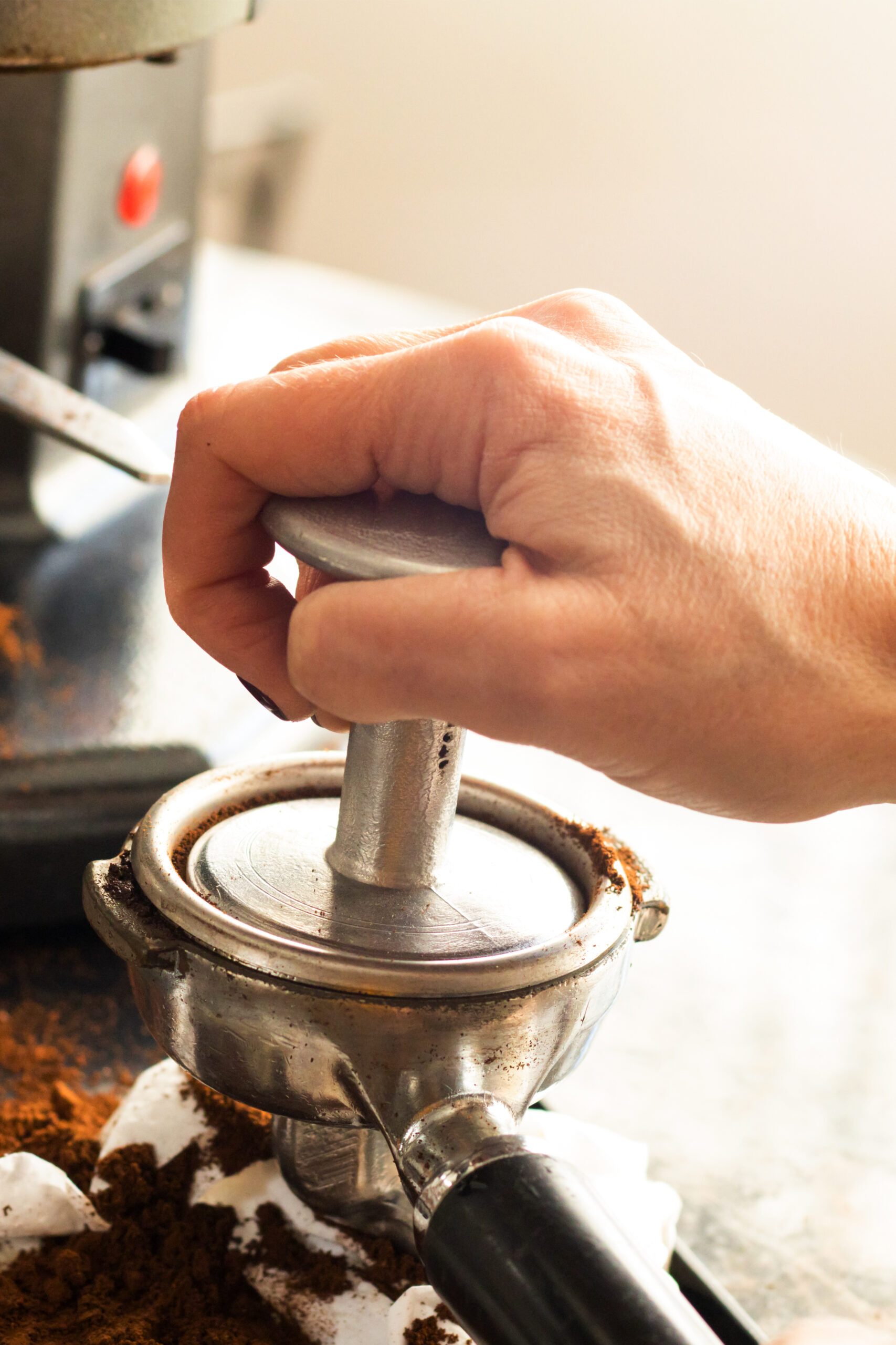 mano barista che pressa il caffè